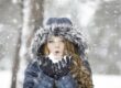Dem Schneegestöber zusehen ist ein Tipp um Ihr Glückslevel im Winter zu steigern